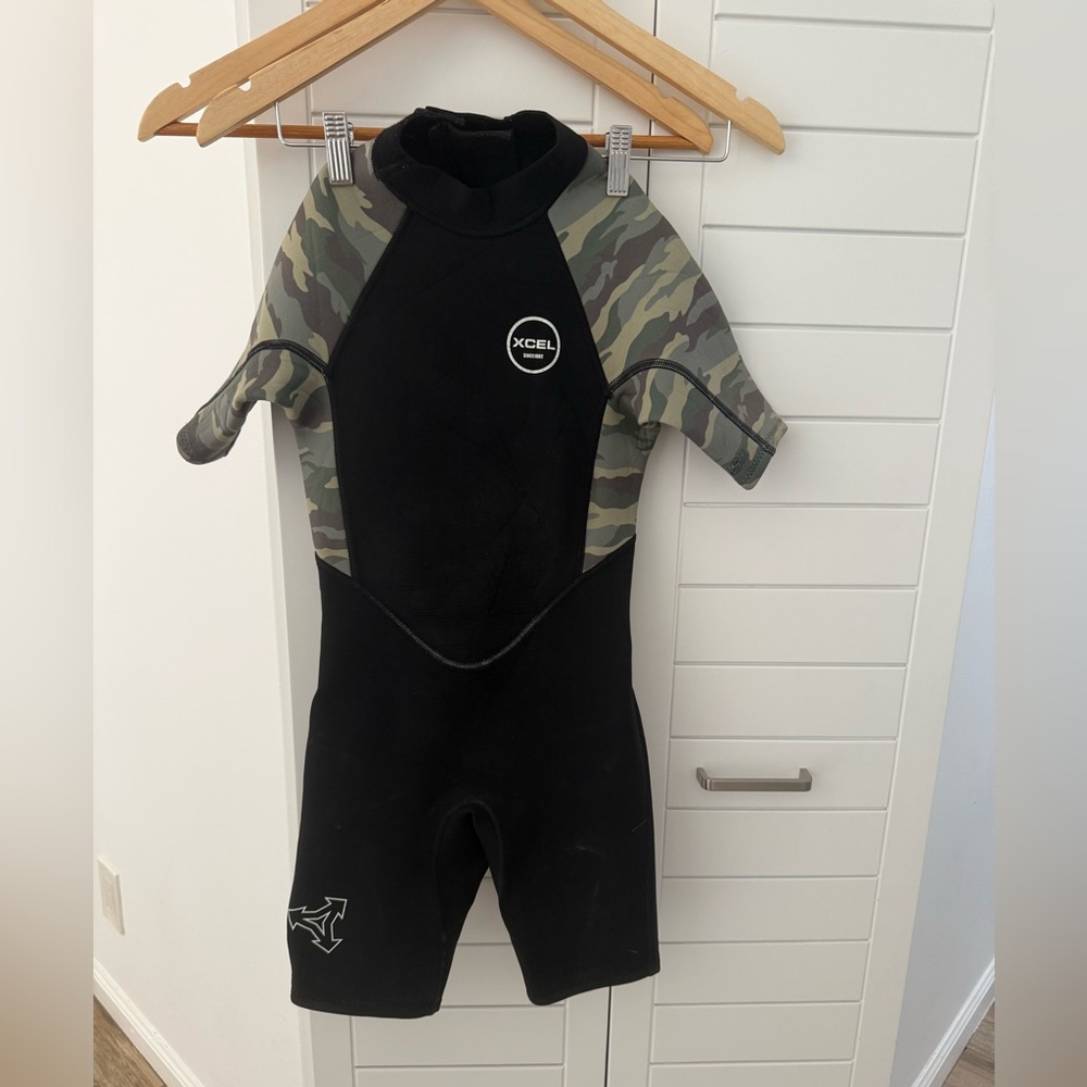 Kids size 10 Xcel Shorty spring suit Wetsuit - Black with Camo Sleeves